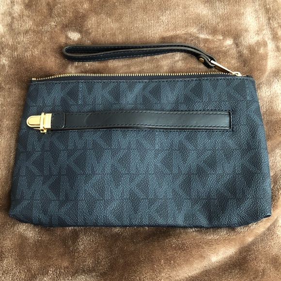 Michael Kors Handbags - Michael Kors wristlet purse